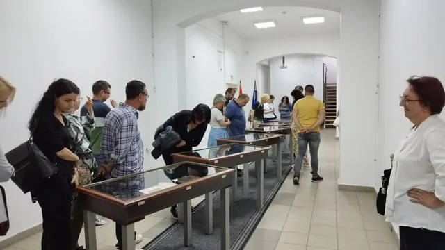 Разгледање изложбених витрина у Историјском архиву Ниш