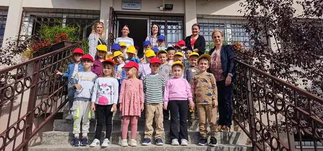 Деца из обданишта „Ташмајдан“ са васпитачицама на степеништу Архива
