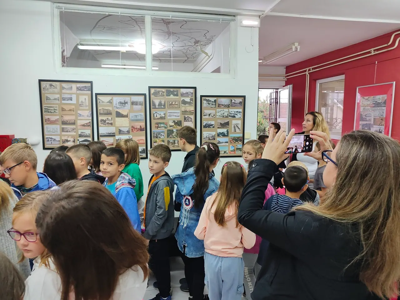 Ученици Основне школе „Вук Караџић“ у Историјском архиву