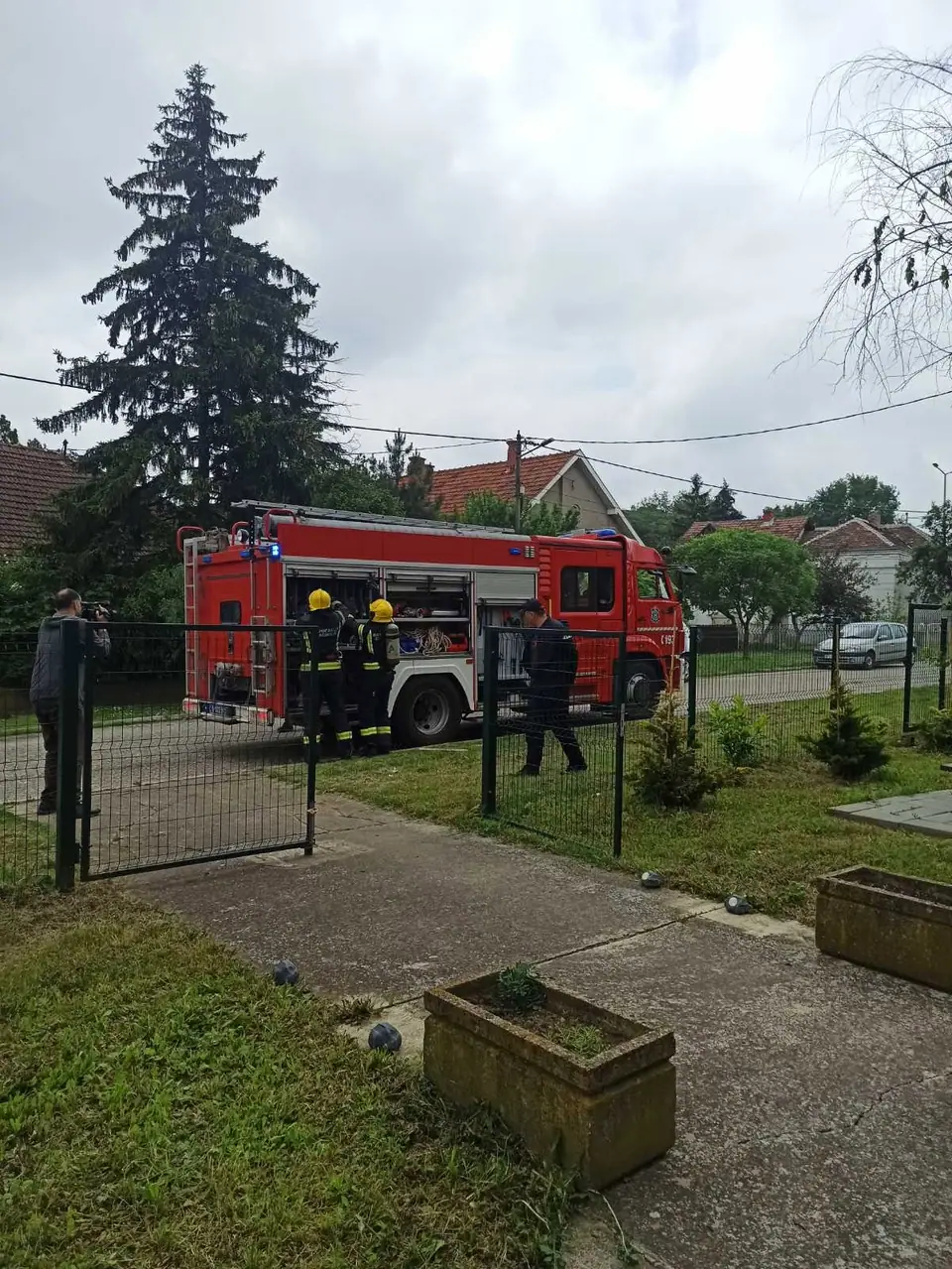 Ватрогасно возило испред зграде Архива током вежбе