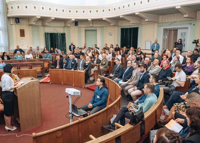 Учесници VIII Међународног архивистичког саветовања у сали у Сенти